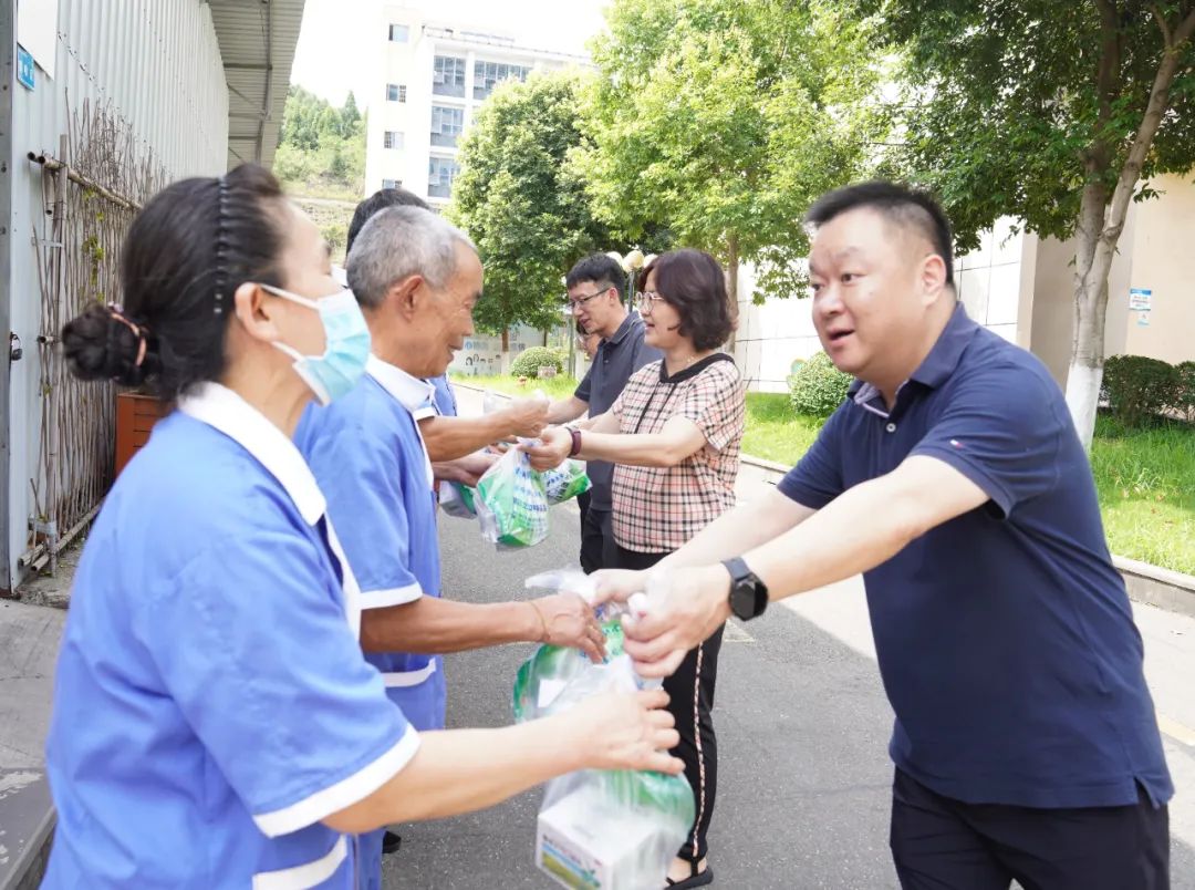 市第六人民医院走访慰问一线工作人员